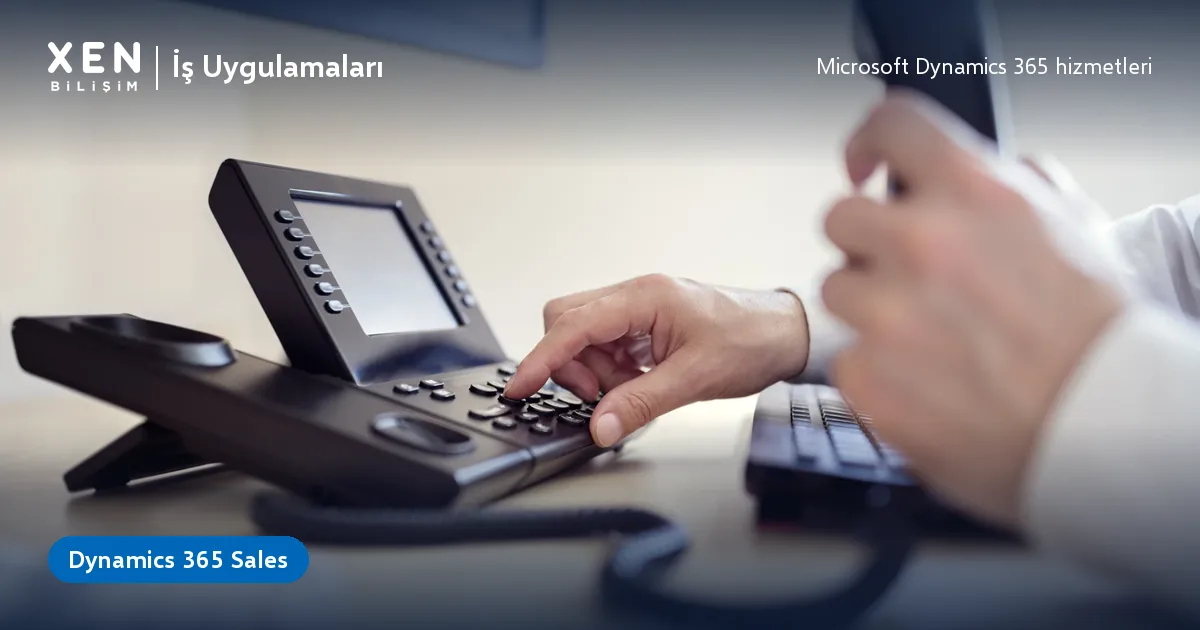 Masadaki telefonla müşteriyi arayan satış temsilcisinin eli